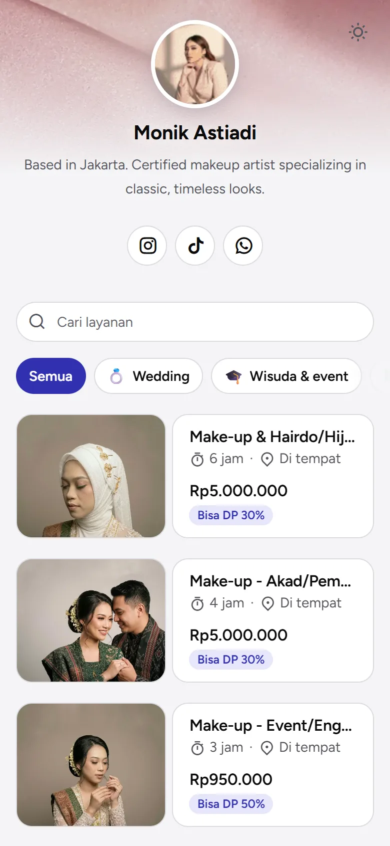 Tangkapan layar: halaman booking publik dengan banner, kapsul kategori, dan kartu layanan, tampilan ponsel