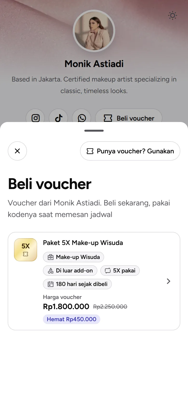 Tangkapan layar: daftar Beli voucher dengan tombol Punya voucher? Gunakan, tampilan ponsel