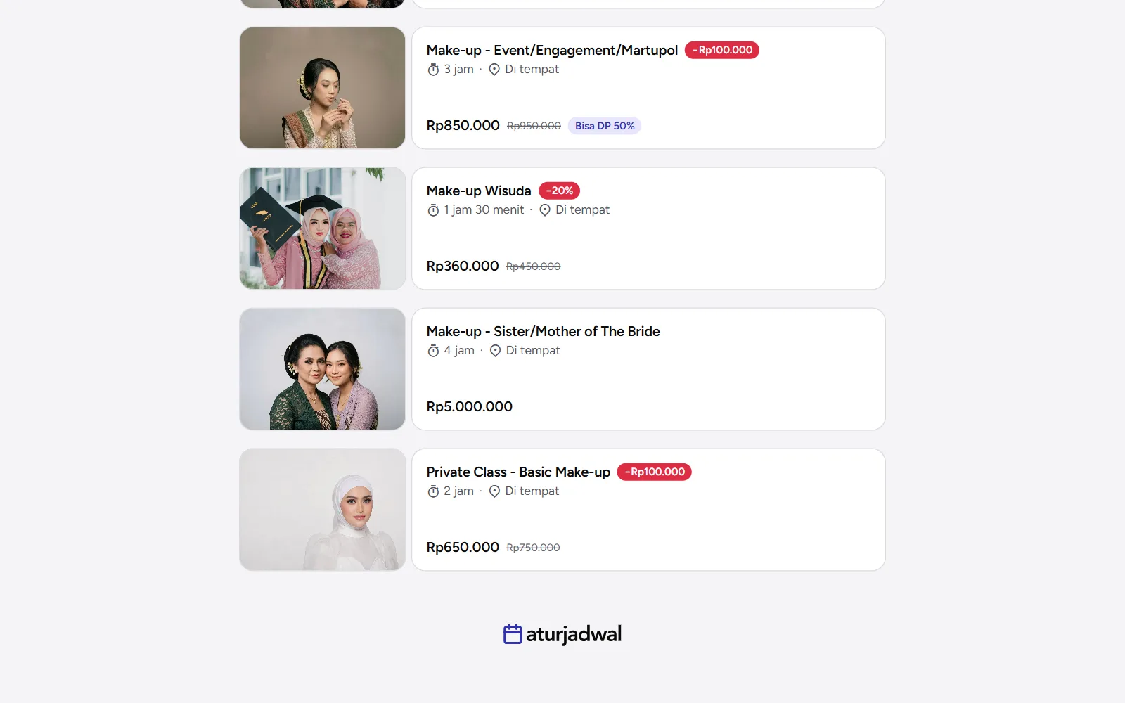 Tangkapan layar: daftar layanan di halaman booking dengan harga coret dan lencana diskon, tampilan desktop