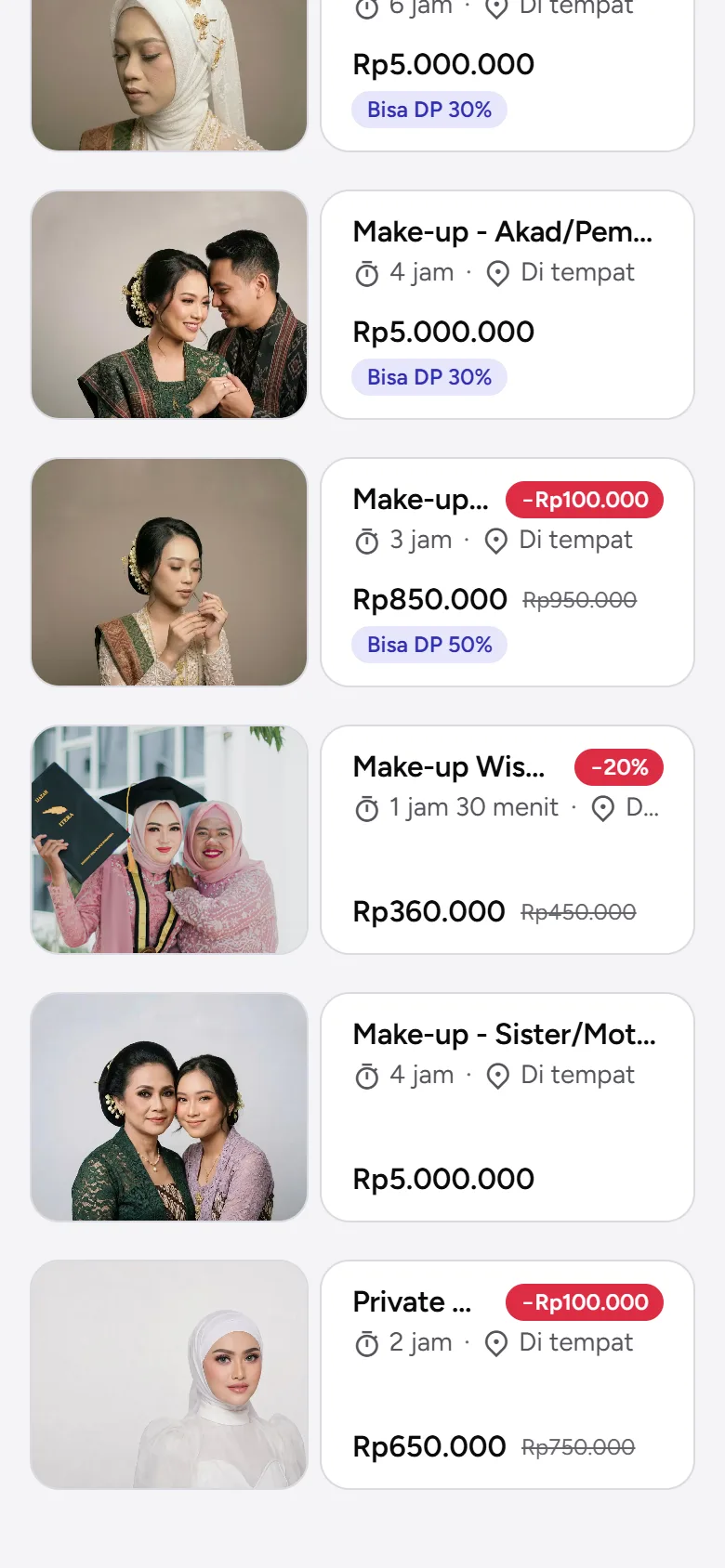 Tangkapan layar: daftar layanan di halaman booking dengan harga coret dan lencana diskon, tampilan ponsel