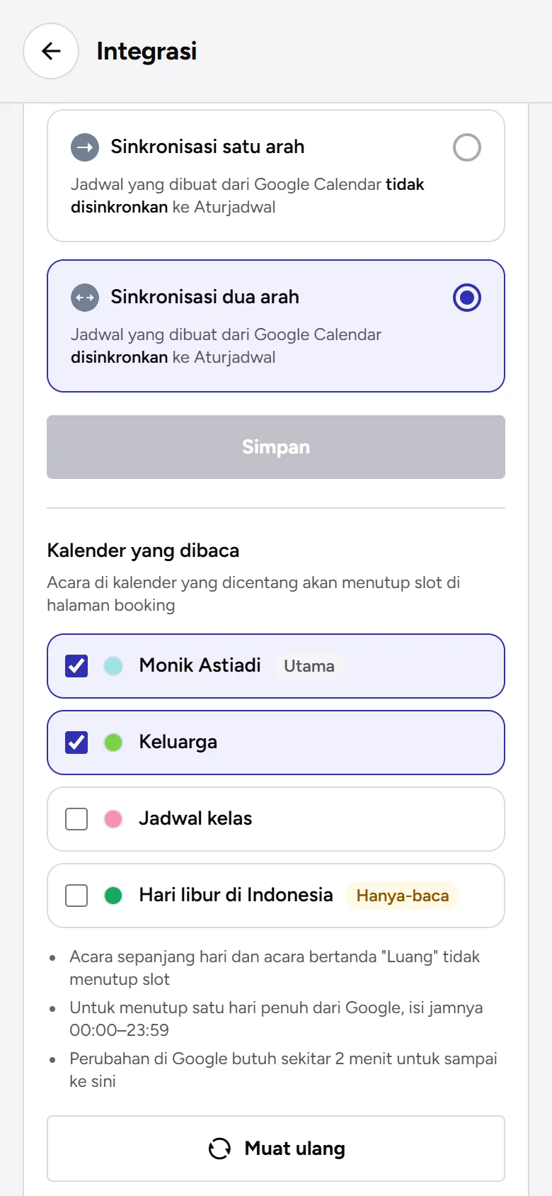 Tangkapan layar: pilihan sinkronisasi satu arah dan dua arah serta daftar Kalender yang dibaca, tampilan ponsel