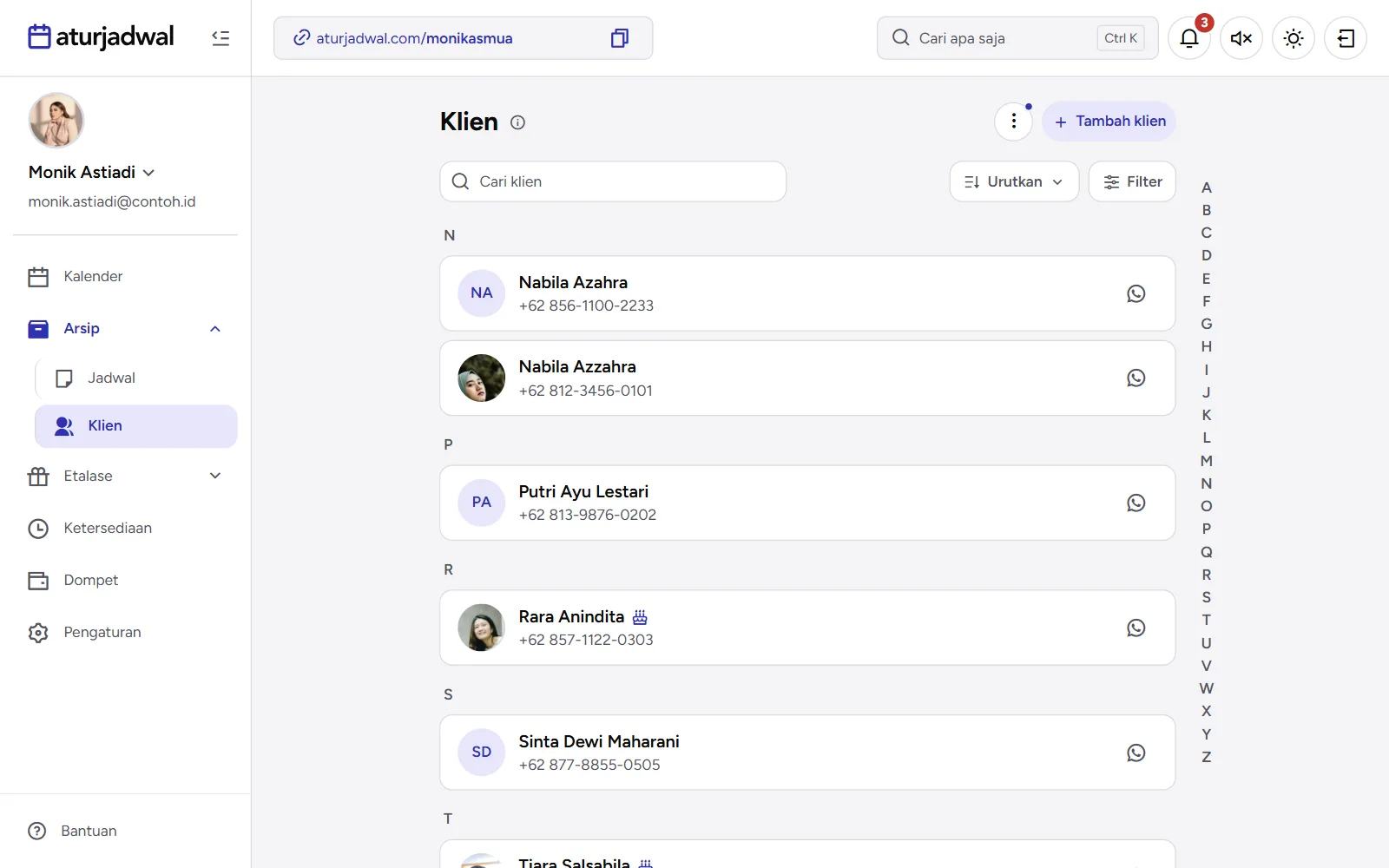 Tangkapan layar: daftar Klien per huruf dengan foto, ikon ulang tahun, dan tombol WhatsApp, tampilan desktop