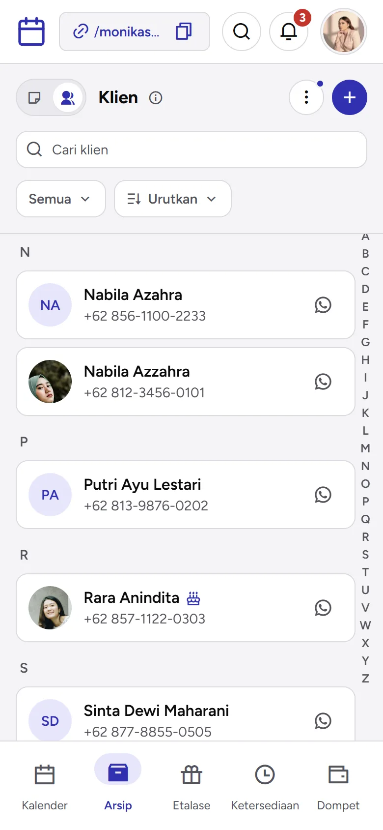 Tangkapan layar: daftar Klien per huruf dengan foto, ikon ulang tahun, dan tombol WhatsApp, tampilan ponsel