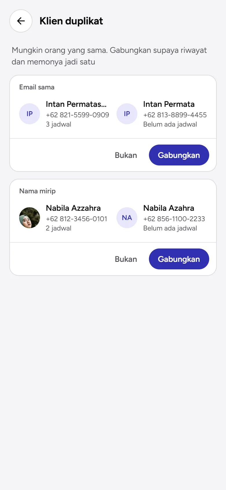 Tangkapan layar: halaman Klien duplikat dengan dua pasangan klien, tampilan ponsel