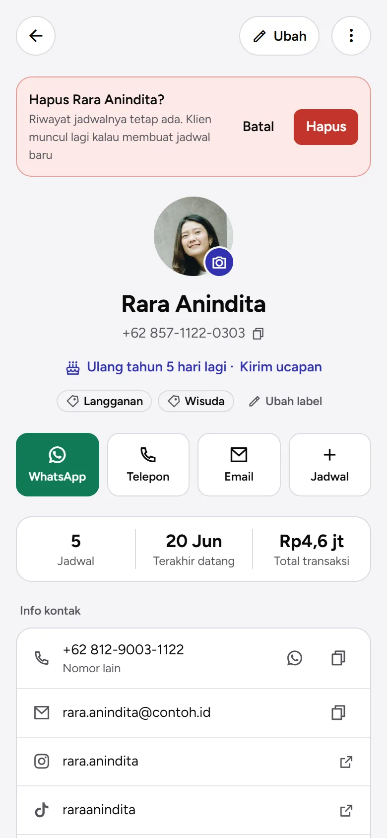 Tangkapan layar: konfirmasi Hapus klien di atas profil, tampilan ponsel