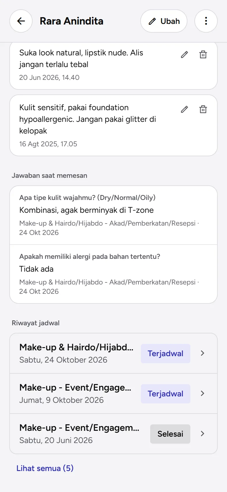 Tangkapan layar: profil klien dengan ringkasan jadwal, info kontak, jawaban saat memesan, dan riwayat jadwal, tampilan ponsel