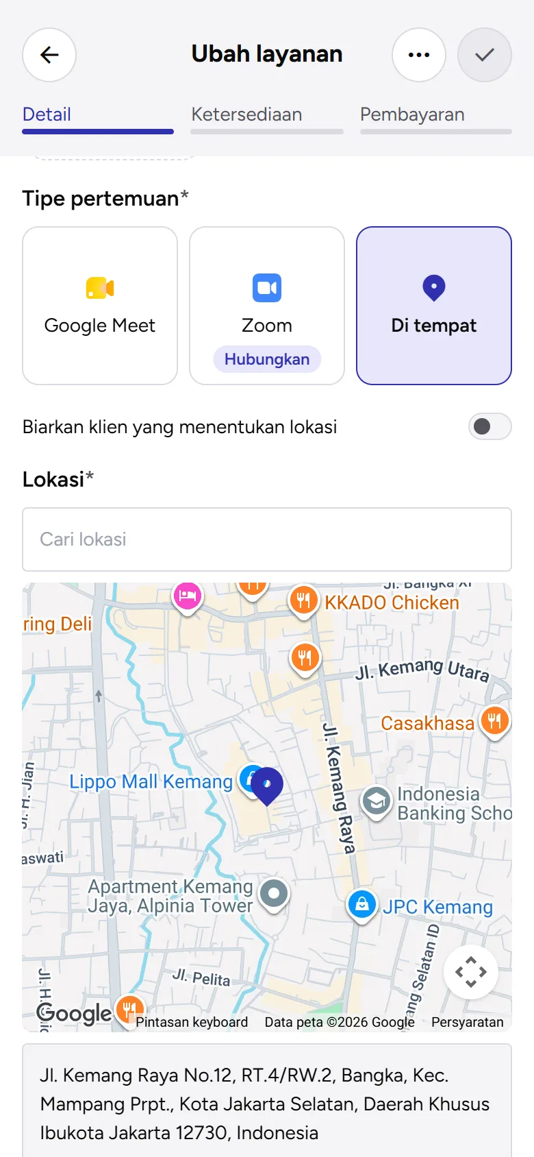 Tangkapan layar: pilihan Tipe pertemuan dengan Di tempat terpilih dan lokasinya di peta, tampilan ponsel
