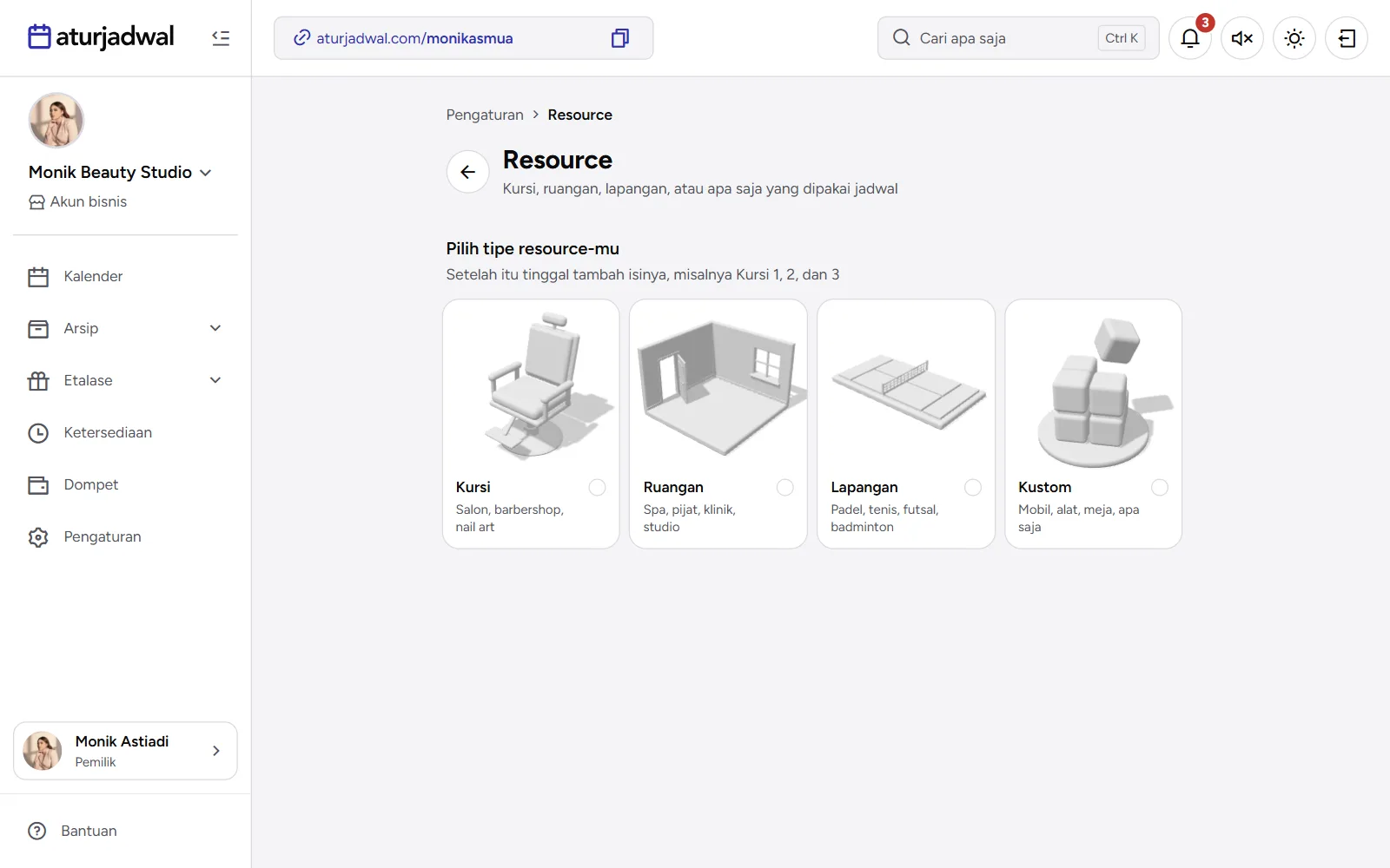 Tangkapan layar: halaman Resource dengan pilihan tipe Kursi, Ruangan, Lapangan, dan Kustom, tampilan desktop