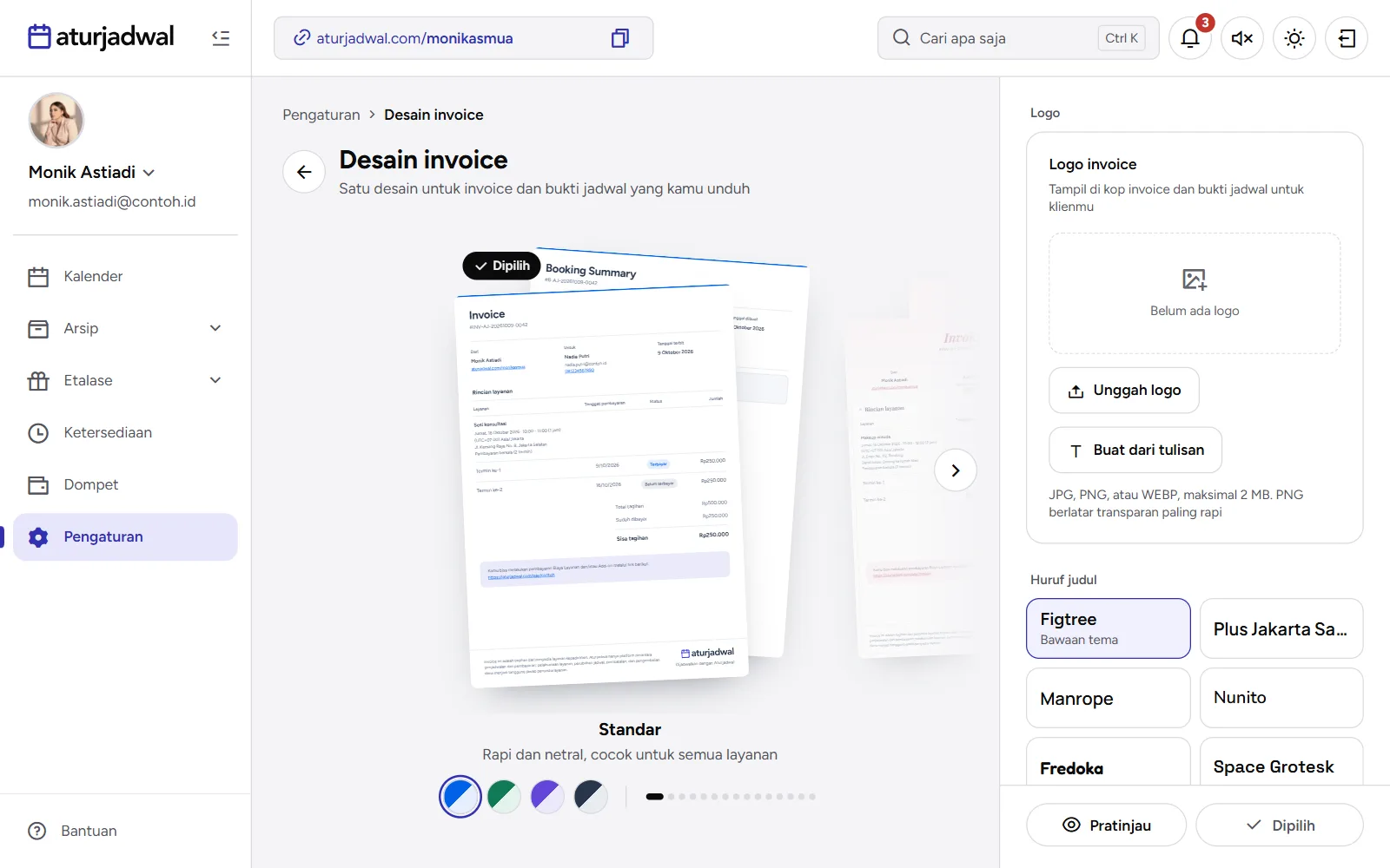 Tangkapan layar: halaman Desain invoice dengan pilihan tema, warna, logo, dan huruf judul, tampilan desktop