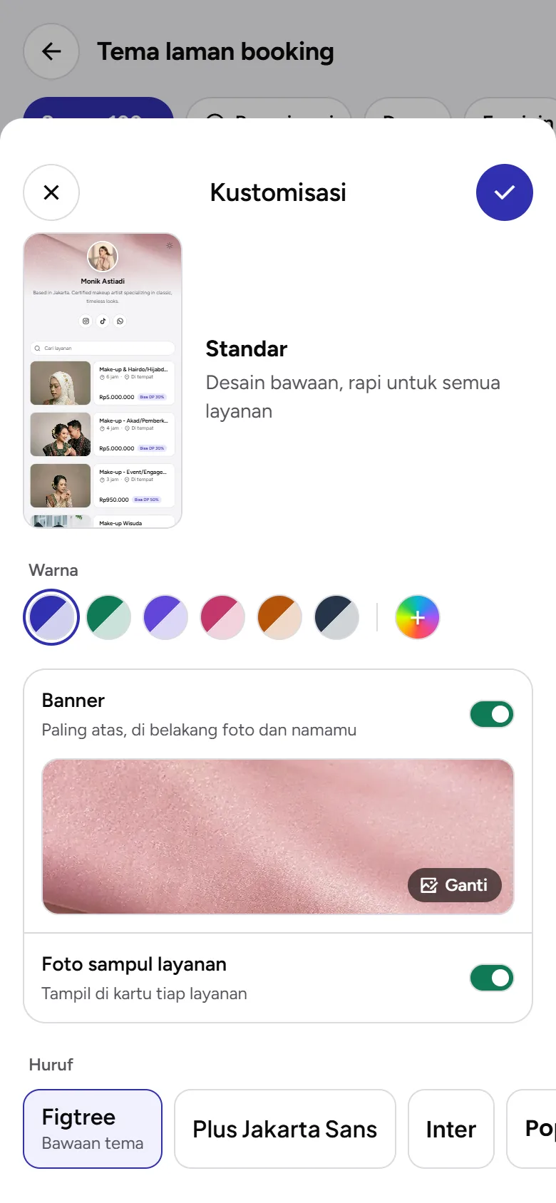 Tangkapan layar: panel Kustomisasi tema dengan warna, banner, foto sampul layanan, dan huruf, tampilan ponsel