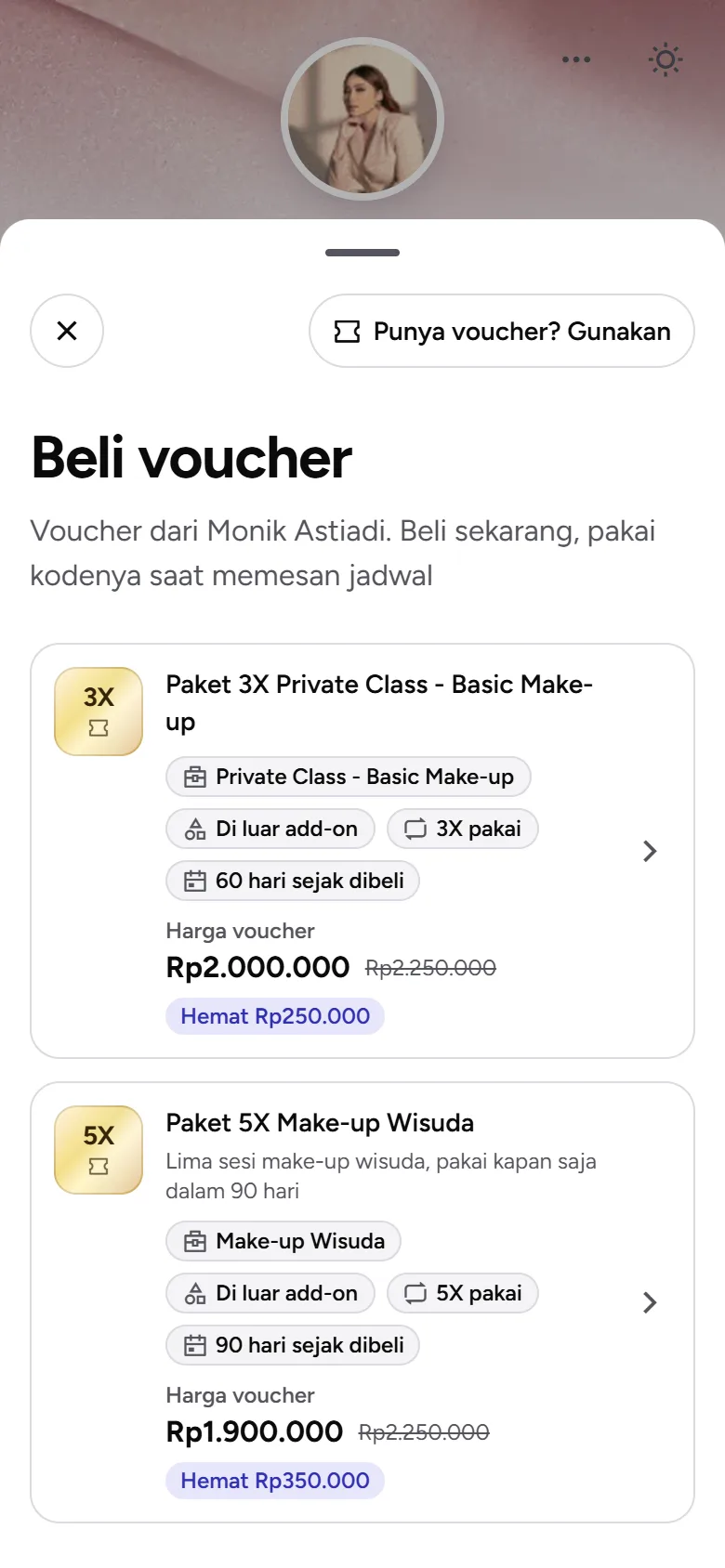 Tangkapan layar: etalase Beli voucher berisi dua voucher dengan harga dan nilai hematnya, tampilan ponsel