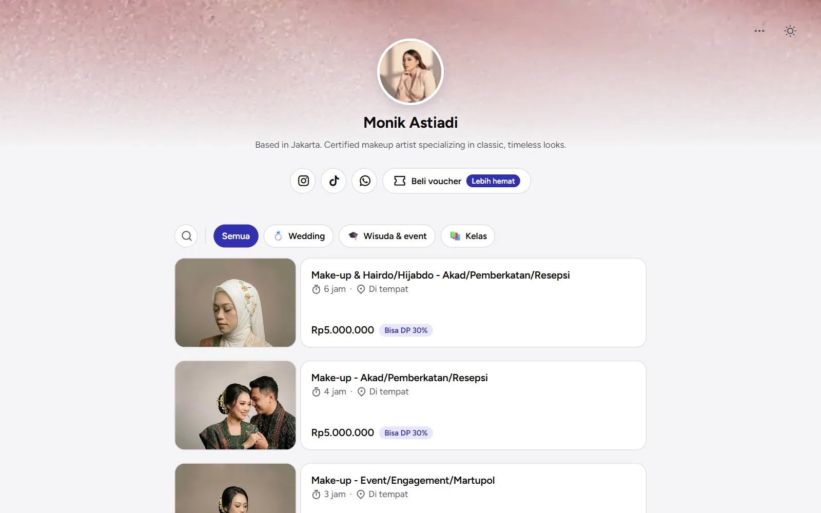 Tangkapan layar: halaman booking dengan tombol Beli voucher dan label Lebih hemat, tampilan desktop