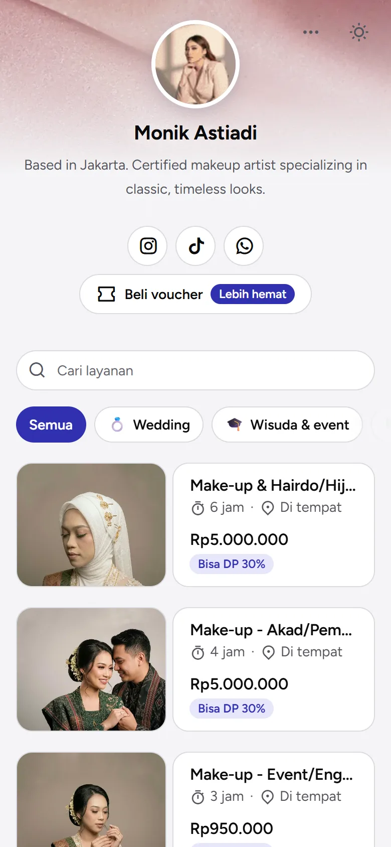 Tangkapan layar: halaman booking dengan tombol Beli voucher dan label Lebih hemat, tampilan ponsel