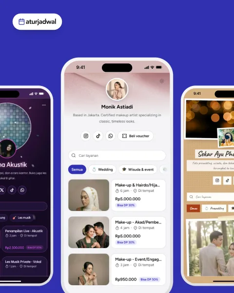 Halaman booking Aturjadwal di tiga ponsel: satu tema standar dan dua tema lain, di atas latar indigo.
