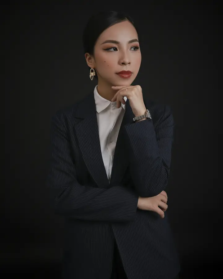 Konsultan berblazer hitam